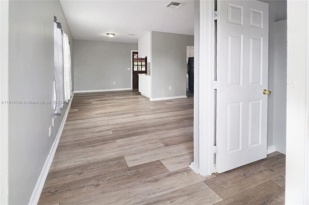 Active With Contract: $2,850 (4 beds, 1 baths, 1000 Square Feet)