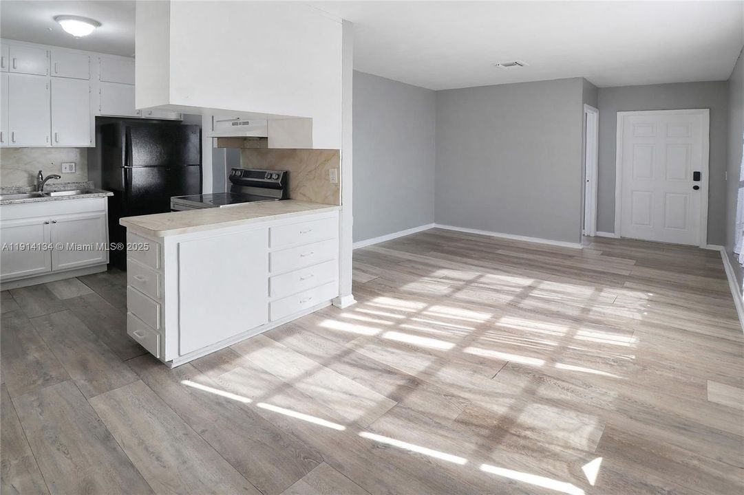 Active With Contract: $2,850 (4 beds, 1 baths, 1000 Square Feet)