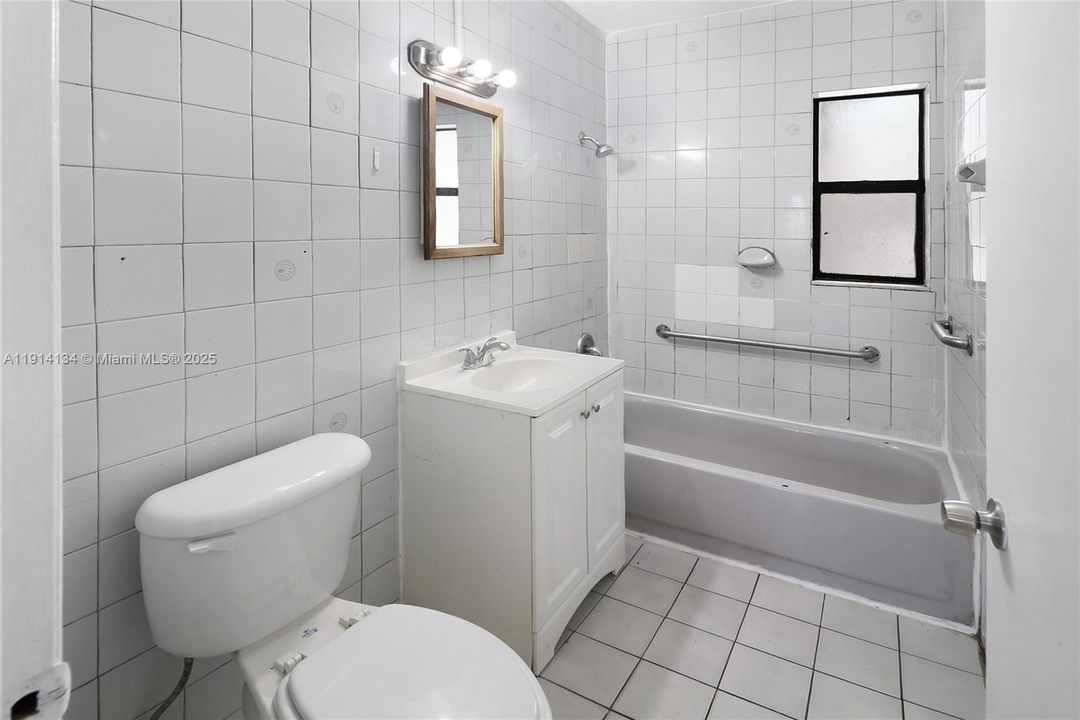 Active With Contract: $2,850 (4 beds, 1 baths, 1000 Square Feet)