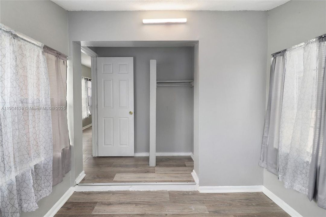 Active With Contract: $2,850 (4 beds, 1 baths, 1000 Square Feet)