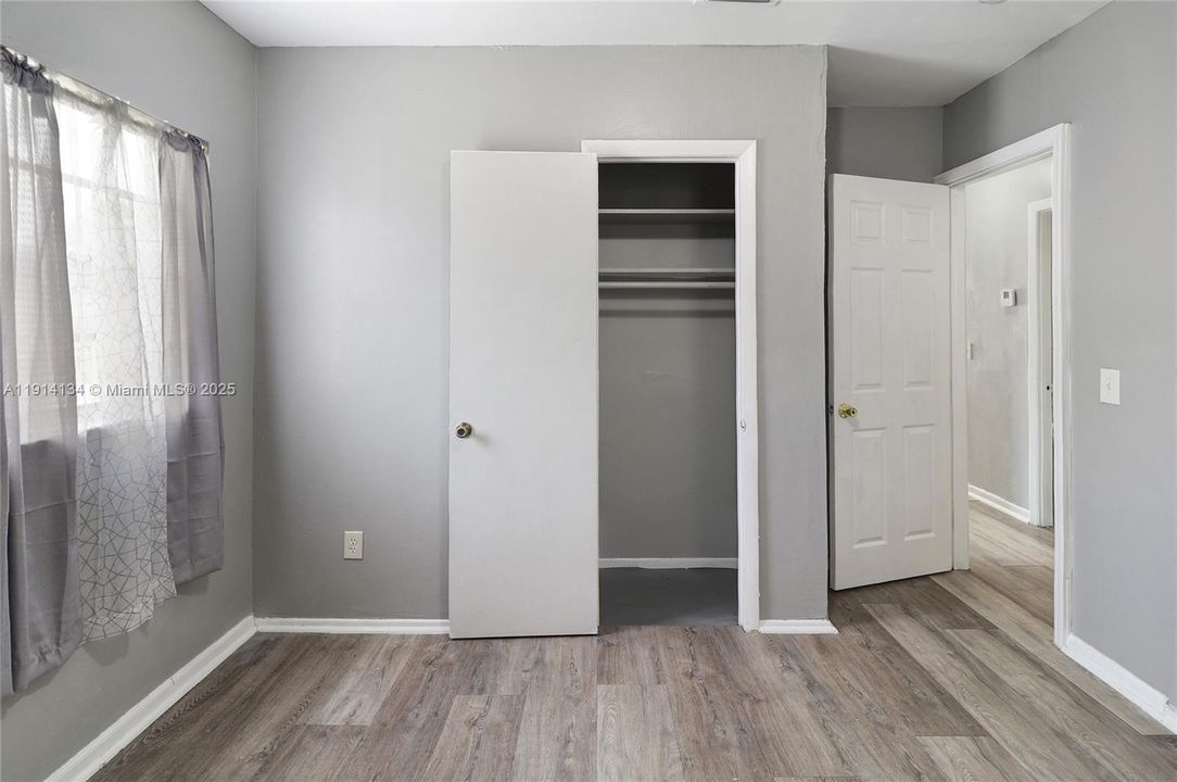 Active With Contract: $2,850 (4 beds, 1 baths, 1000 Square Feet)