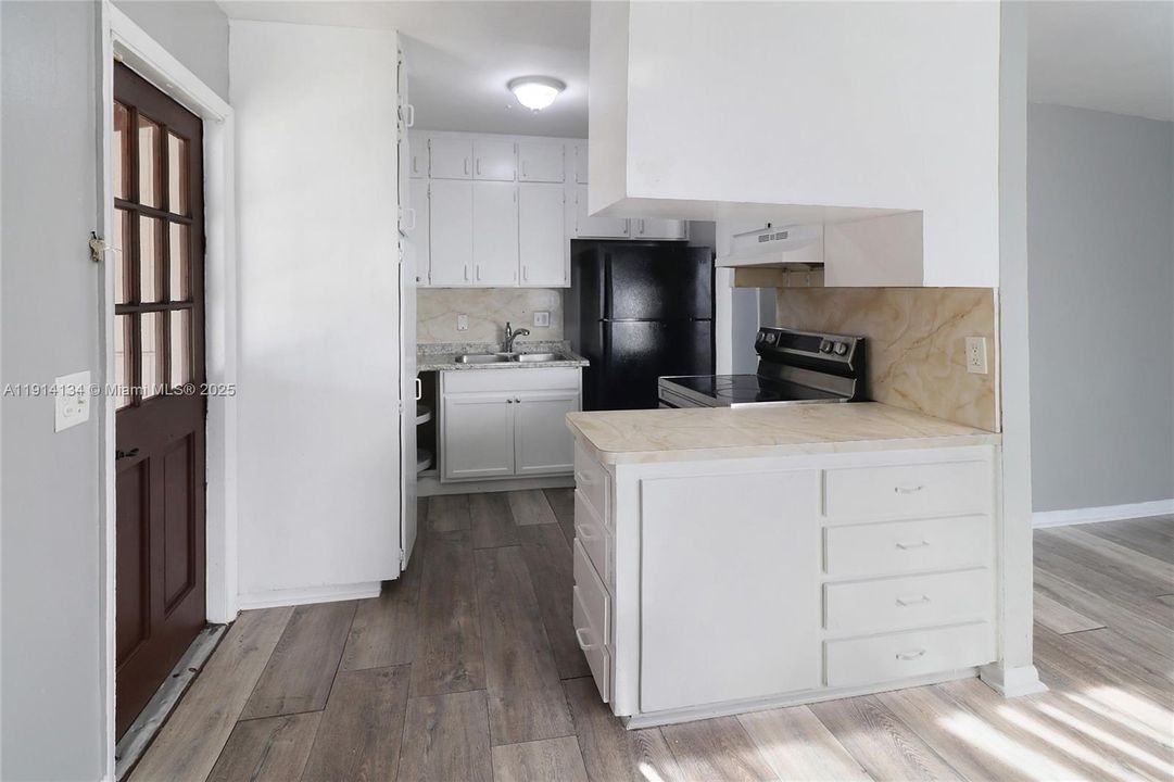 Active With Contract: $2,850 (4 beds, 1 baths, 1000 Square Feet)