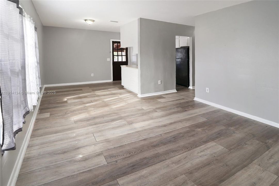 Active With Contract: $2,850 (4 beds, 1 baths, 1000 Square Feet)