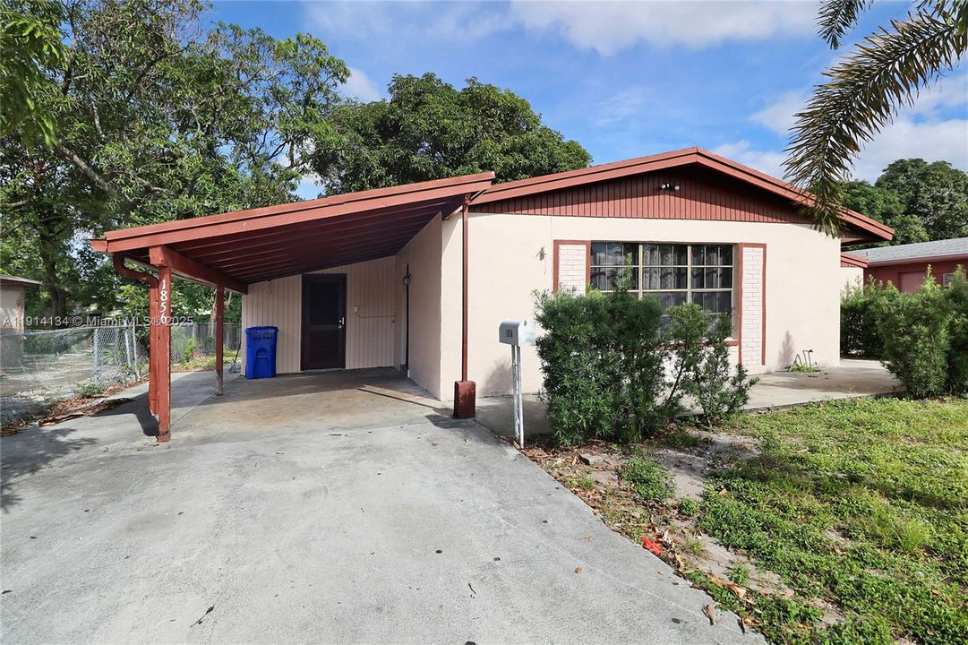 Active With Contract: $2,850 (4 beds, 1 baths, 1000 Square Feet)