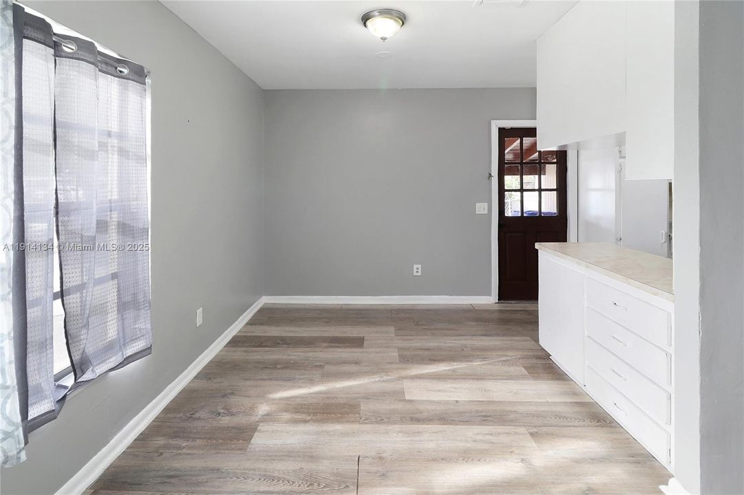 Active With Contract: $2,850 (4 beds, 1 baths, 1000 Square Feet)