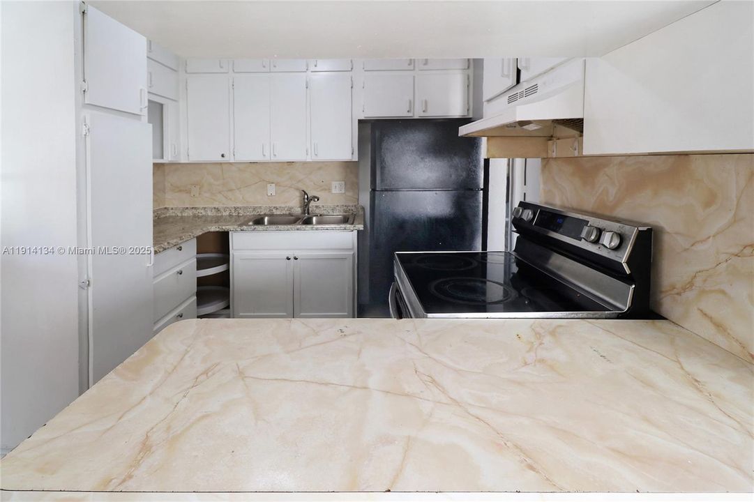 Active With Contract: $2,850 (4 beds, 1 baths, 1000 Square Feet)