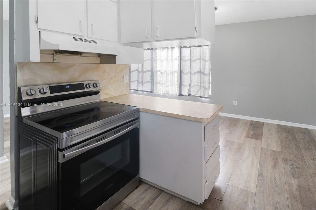 Active With Contract: $2,850 (4 beds, 1 baths, 1000 Square Feet)