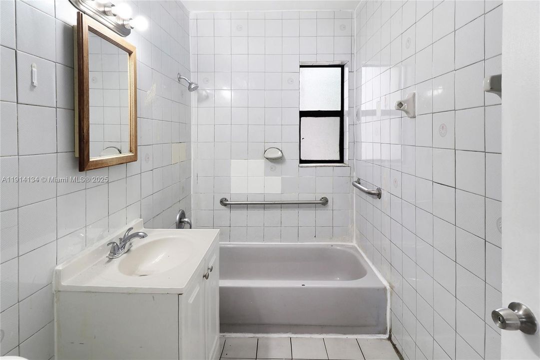 Active With Contract: $2,850 (4 beds, 1 baths, 1000 Square Feet)