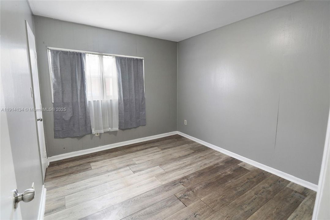 Active With Contract: $2,850 (4 beds, 1 baths, 1000 Square Feet)