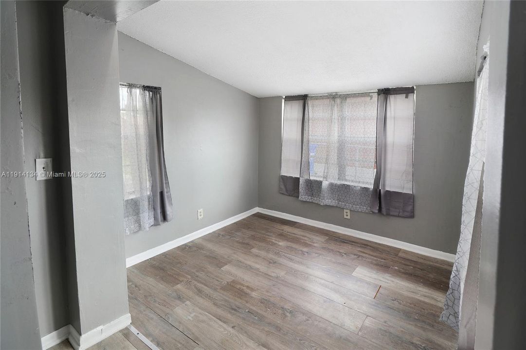 Active With Contract: $2,850 (4 beds, 1 baths, 1000 Square Feet)