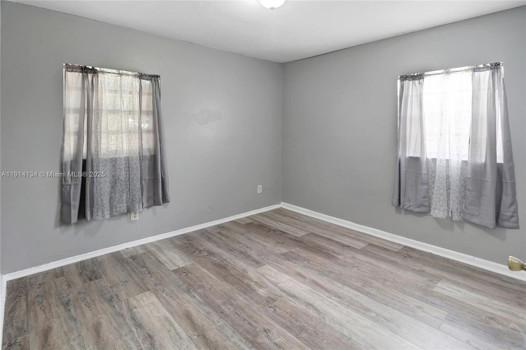Active With Contract: $2,850 (4 beds, 1 baths, 1000 Square Feet)