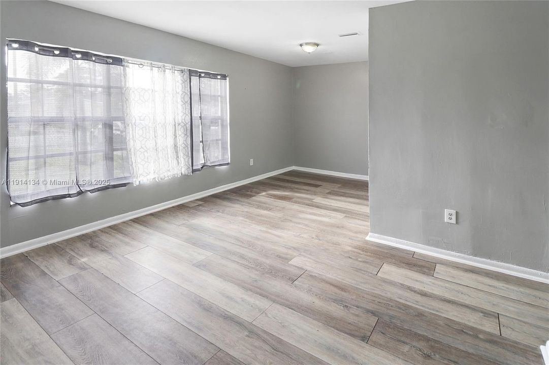 Active With Contract: $2,850 (4 beds, 1 baths, 1000 Square Feet)