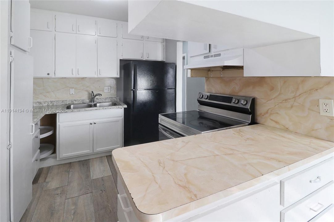 Active With Contract: $2,850 (4 beds, 1 baths, 1000 Square Feet)