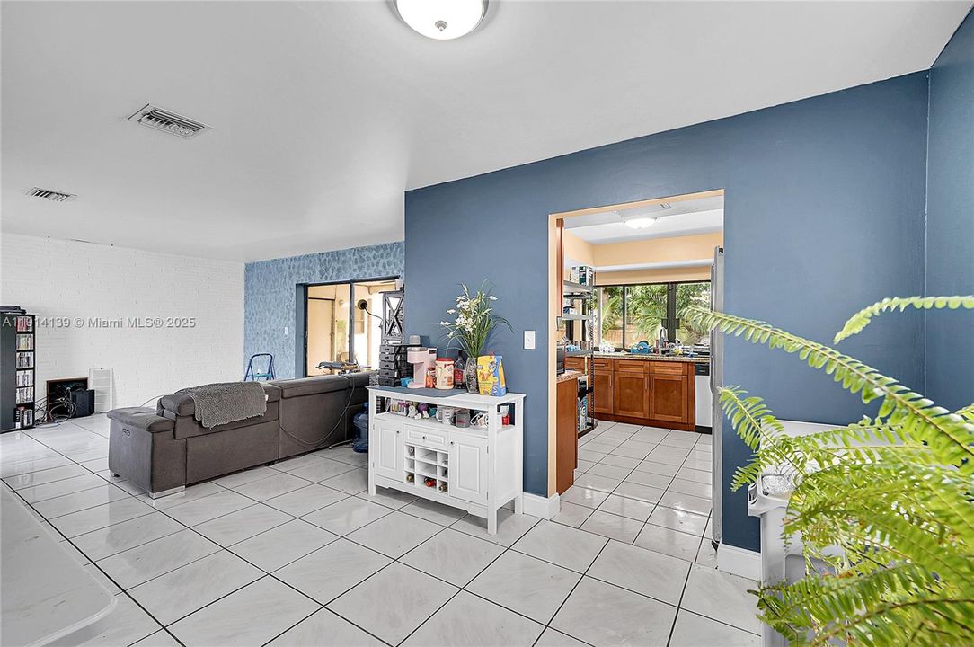 For Sale: $499,000 (3 beds, 2 baths, 1416 Square Feet)