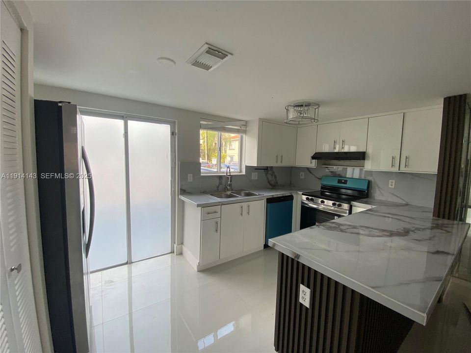 Недавно арендовано: $2,500 (2 спален, 2 ванн, 1160 Квадратных фут)