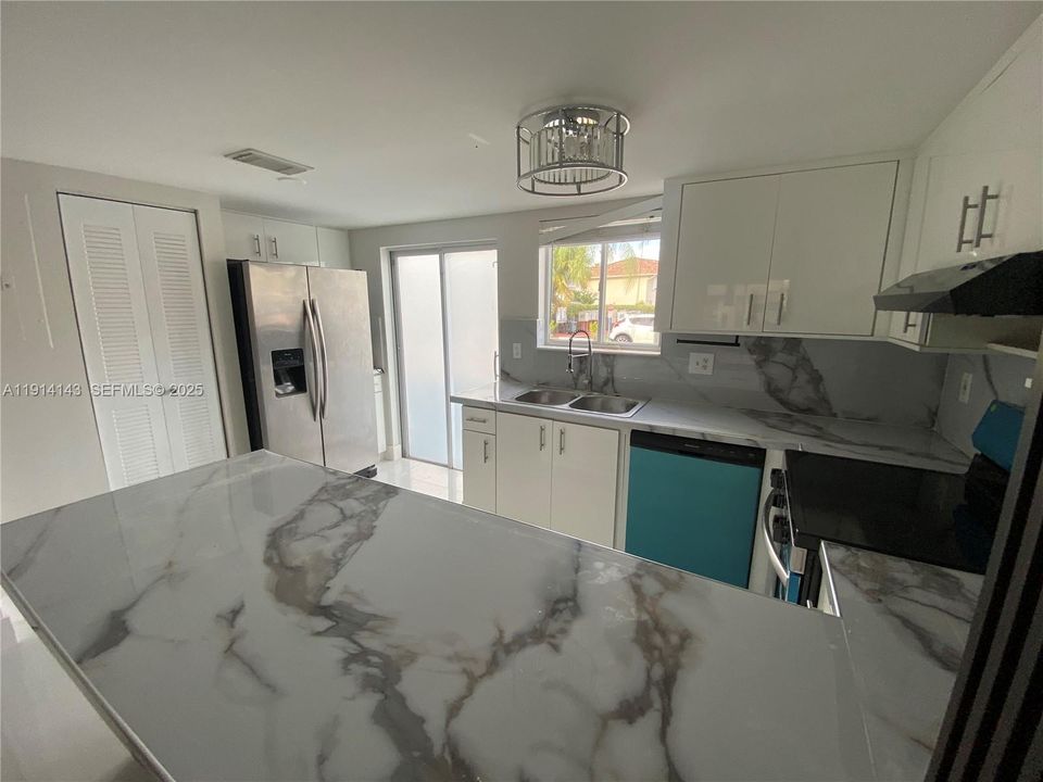 Недавно арендовано: $2,500 (2 спален, 2 ванн, 1160 Квадратных фут)