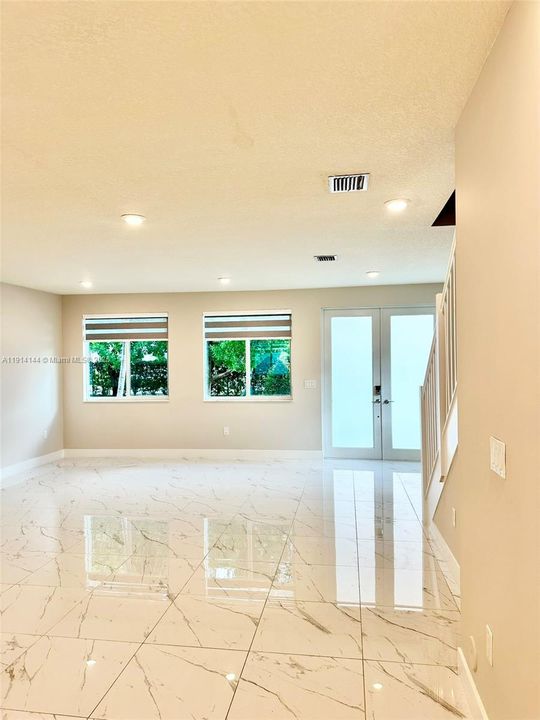 Под контрактом: $4,250 (3 спален, 2 ванн, 2379 Квадратных фут)