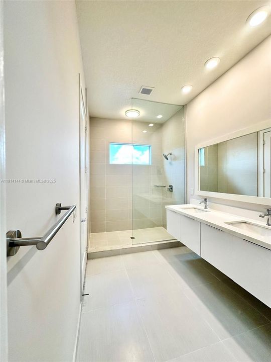 Под контрактом: $4,250 (3 спален, 2 ванн, 2379 Квадратных фут)