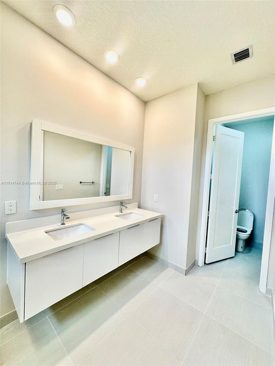 Под контрактом: $4,250 (3 спален, 2 ванн, 2379 Квадратных фут)