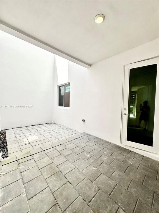 Под контрактом: $4,250 (3 спален, 2 ванн, 2379 Квадратных фут)