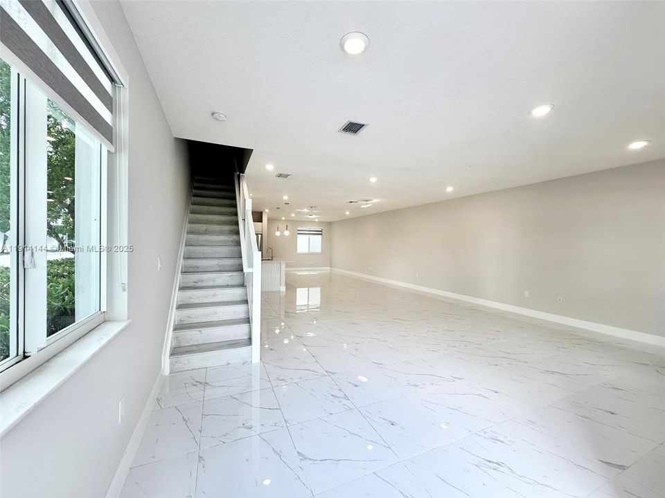 Под контрактом: $4,250 (3 спален, 2 ванн, 2379 Квадратных фут)