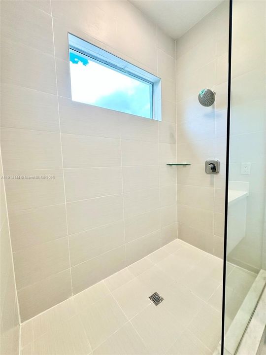 Под контрактом: $4,250 (3 спален, 2 ванн, 2379 Квадратных фут)