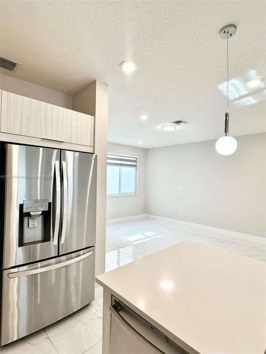 Под контрактом: $4,250 (3 спален, 2 ванн, 2379 Квадратных фут)