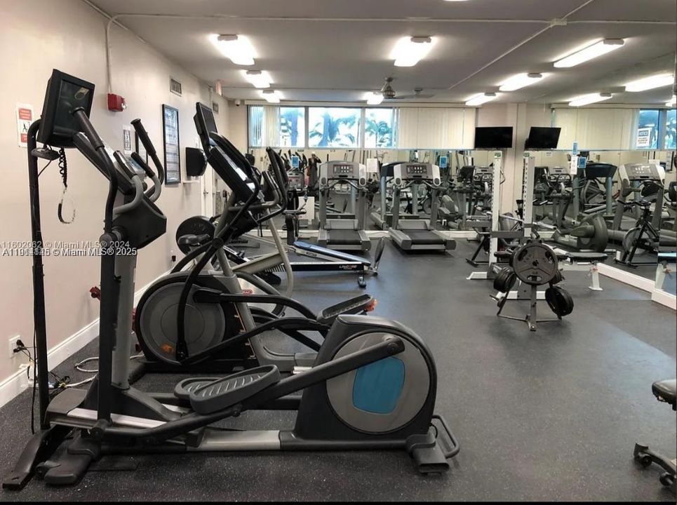 合同活跃: $3,950 (2 贝兹, 1 浴室, 1122 平方英尺)