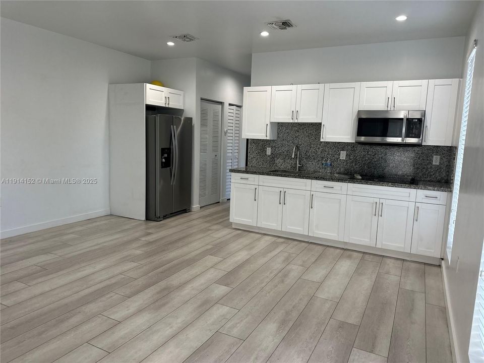 В аренду: $2,600 (2 спален, 1 ванн, 900 Квадратных фут)