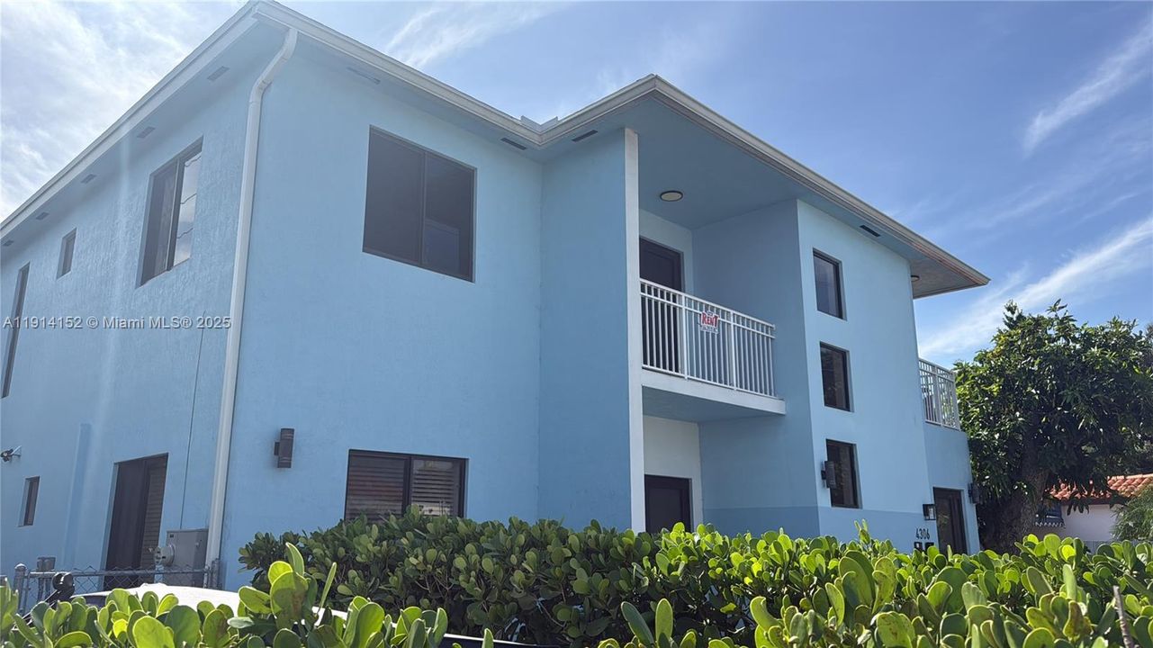 В аренду: $2,600 (2 спален, 1 ванн, 900 Квадратных фут)