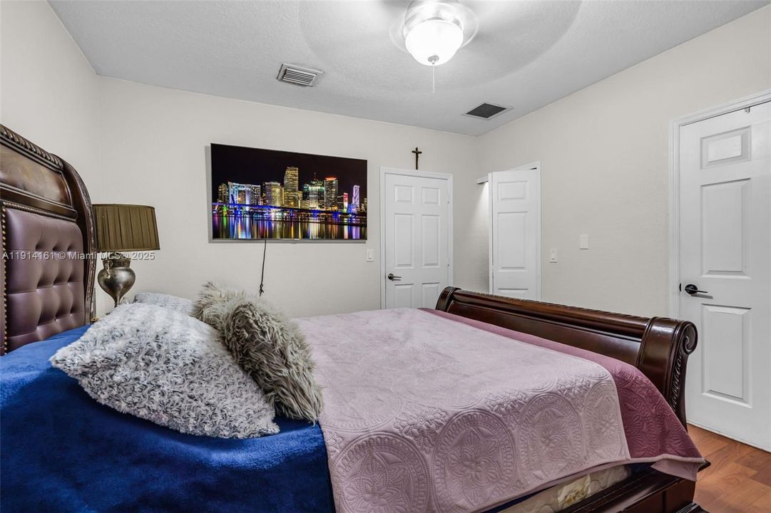 待售: $310,000 (2 贝兹, 2 浴室, 968 平方英尺)