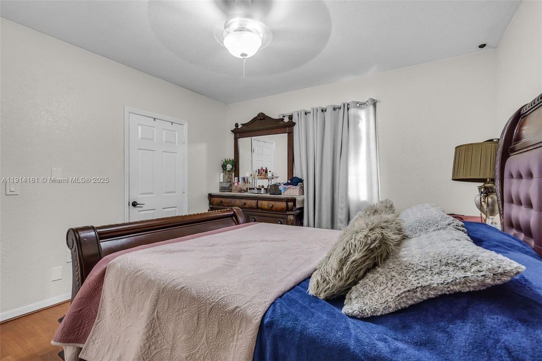 待售: $310,000 (2 贝兹, 2 浴室, 968 平方英尺)