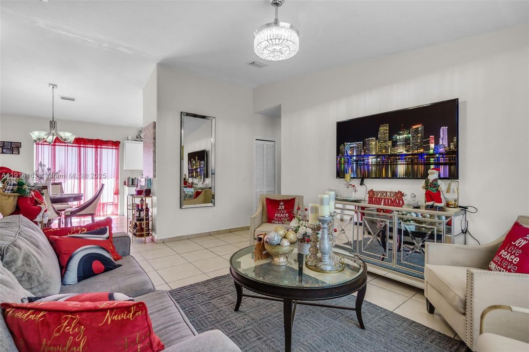 待售: $310,000 (2 贝兹, 2 浴室, 968 平方英尺)