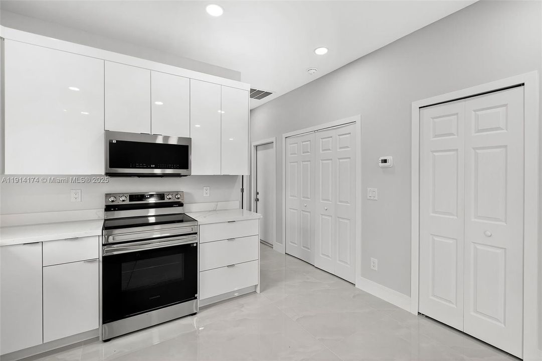 For Sale: $289,900 (3 beds, 2 baths, 1144 Square Feet)