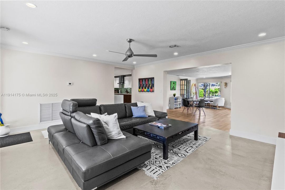 待售: $1,099,999 (3 贝兹, 2 浴室, 1906 平方英尺)