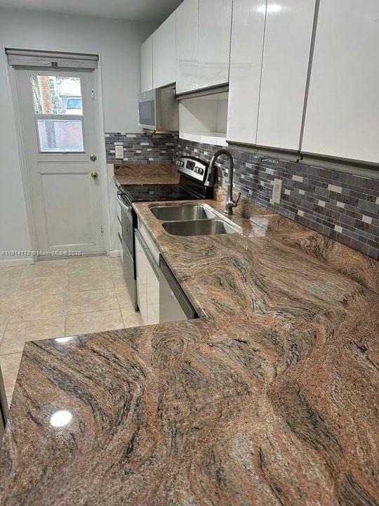 For Rent: $2,200 (2 beds, 2 baths, 984 Square Feet)