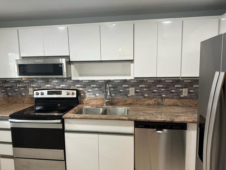 For Rent: $2,200 (2 beds, 2 baths, 984 Square Feet)