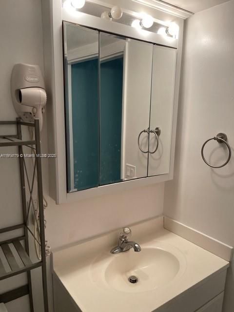 For Rent: $2,200 (2 beds, 2 baths, 984 Square Feet)