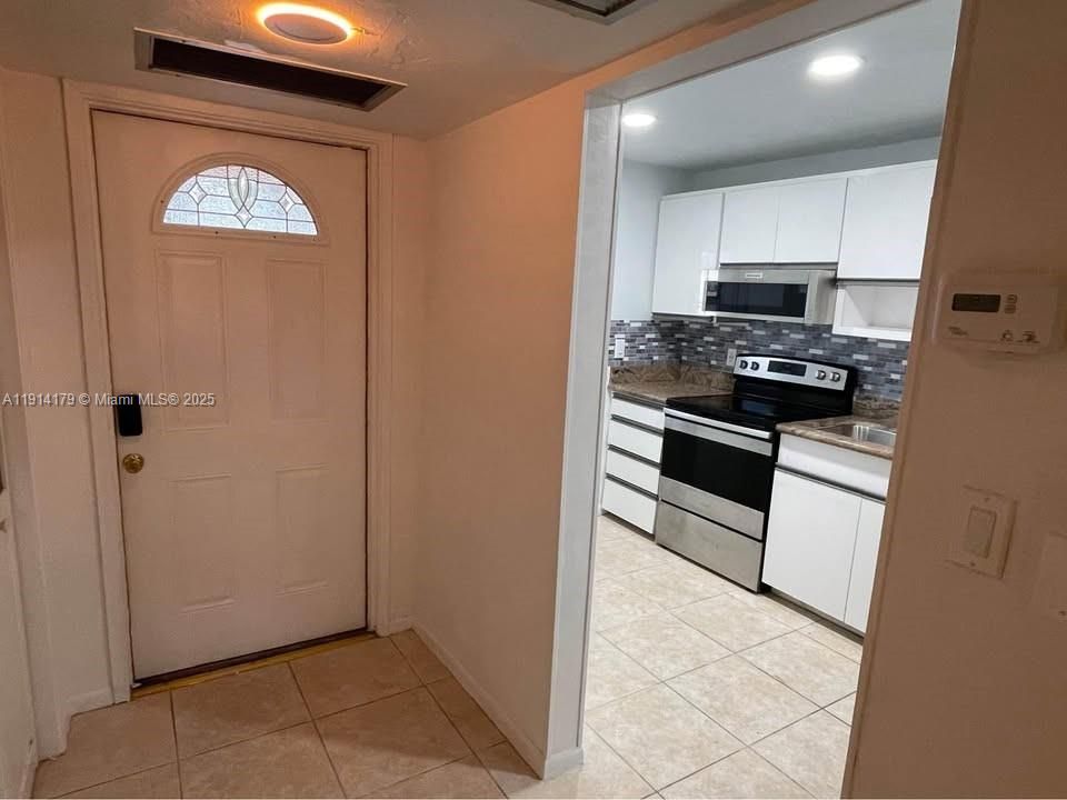 For Rent: $2,200 (2 beds, 2 baths, 984 Square Feet)