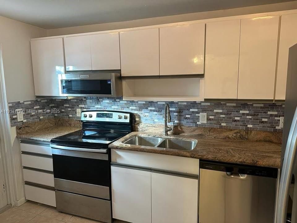 For Rent: $2,200 (2 beds, 2 baths, 984 Square Feet)