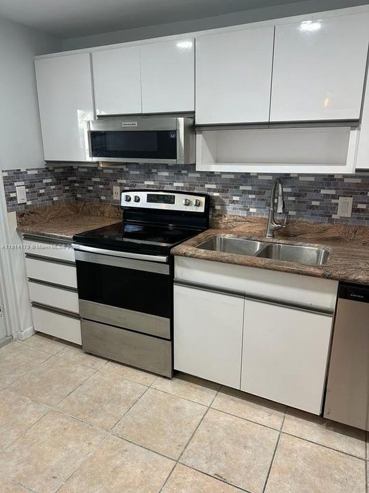 For Rent: $2,200 (2 beds, 2 baths, 984 Square Feet)