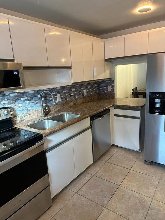For Rent: $2,200 (2 beds, 2 baths, 984 Square Feet)