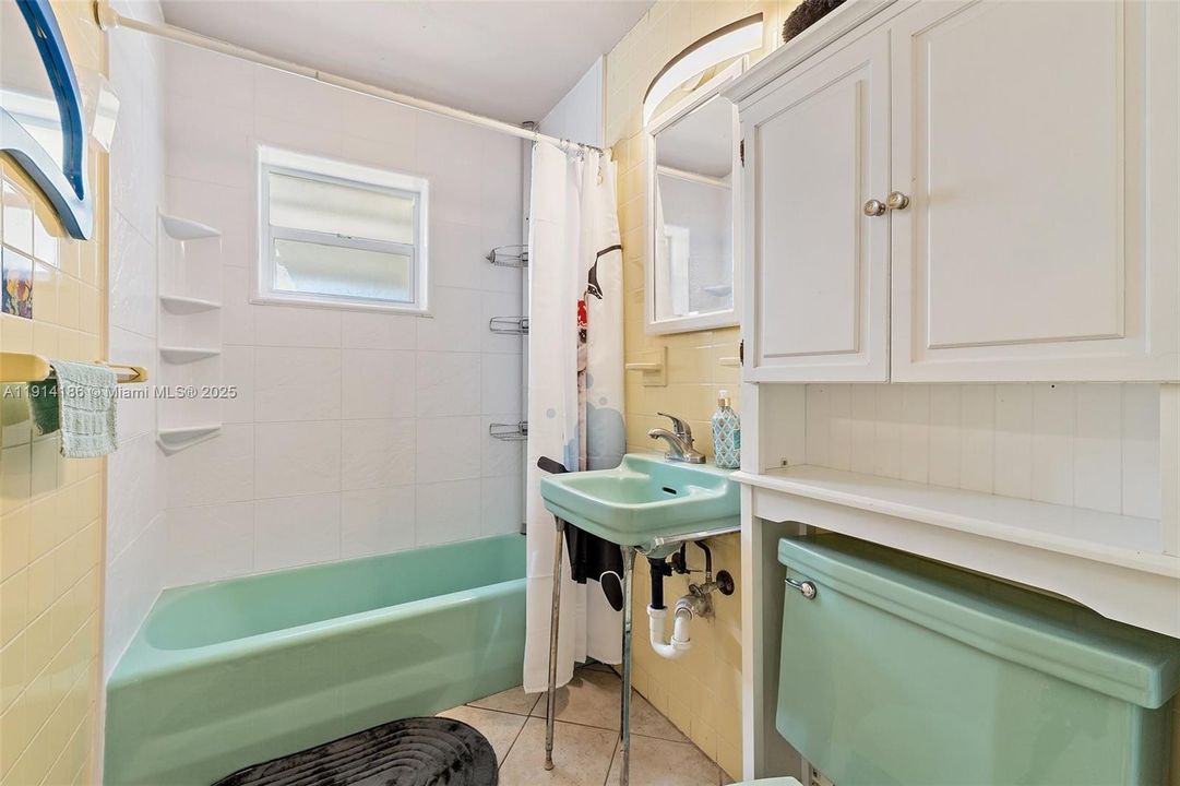 Active With Contract: $325,000 (2 beds, 1 baths, 1438 Square Feet)