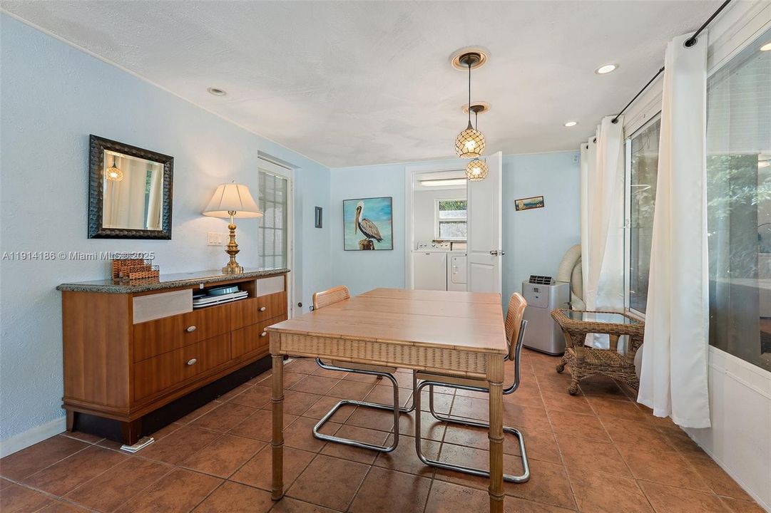 Active With Contract: $325,000 (2 beds, 1 baths, 1438 Square Feet)