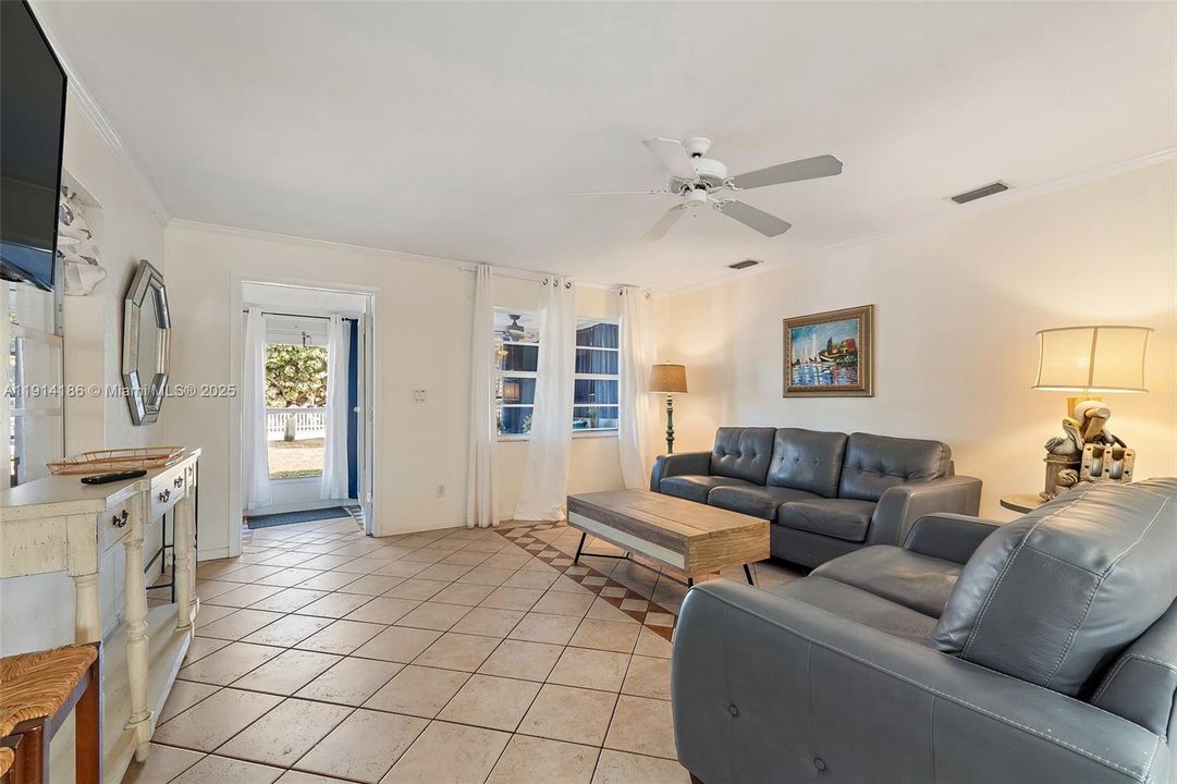 Active With Contract: $325,000 (2 beds, 1 baths, 1438 Square Feet)