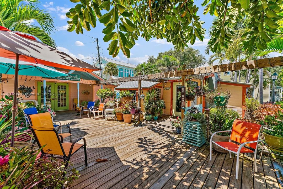 Active With Contract: $325,000 (2 beds, 1 baths, 1438 Square Feet)