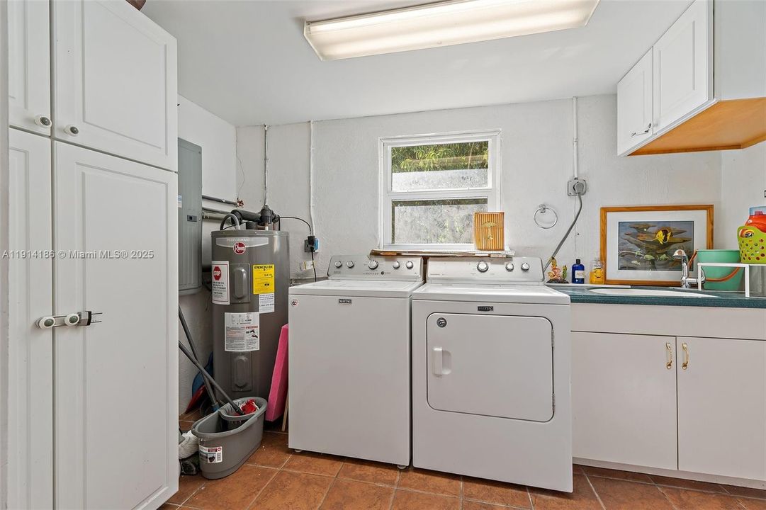 Active With Contract: $325,000 (2 beds, 1 baths, 1438 Square Feet)