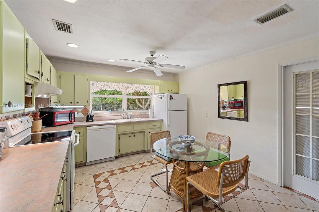 Active With Contract: $325,000 (2 beds, 1 baths, 1438 Square Feet)