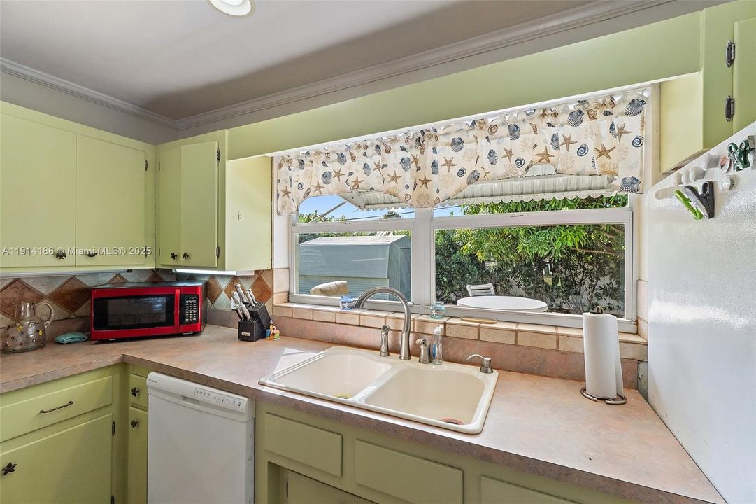 Active With Contract: $325,000 (2 beds, 1 baths, 1438 Square Feet)