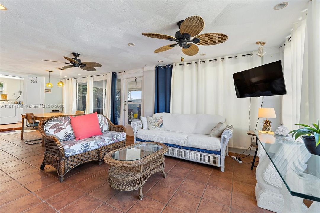 Active With Contract: $325,000 (2 beds, 1 baths, 1438 Square Feet)